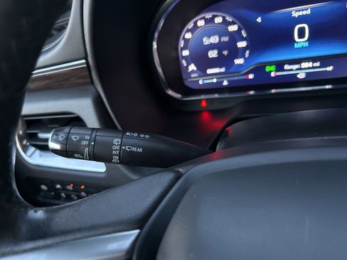 Used 2022 Chevrolet Suburban Z71 image 35