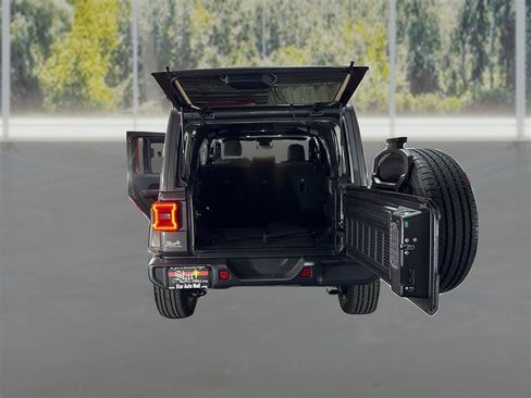 Used 2025 Jeep Wrangler Unlimited Sahara image 12