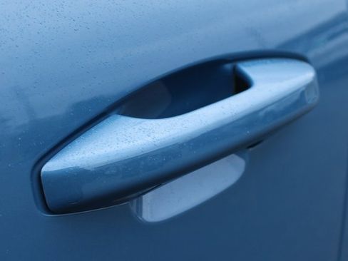 Used 2025 Volvo XC40 B5 Plus image 9