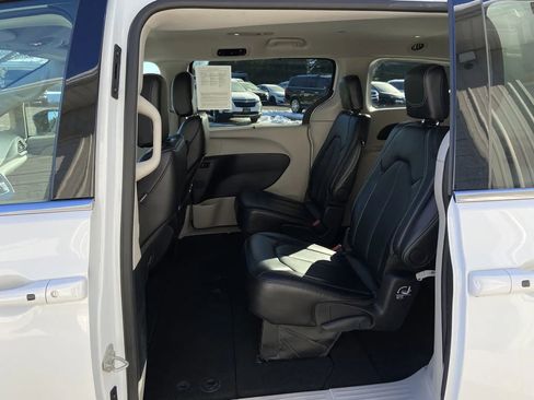 Used 2024 Chrysler Pacifica Touring-L image 22