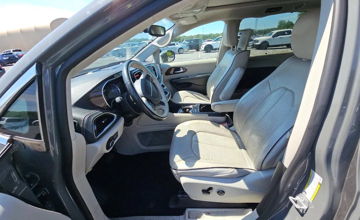 Used 2021 Chrysler Pacifica Limited w/ Uconnect Theater Family Group FWD image 5