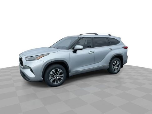 Used 2023 Toyota Highlander XLE AWD/4WD image 5