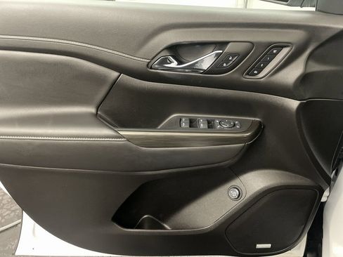 Used 2022 GMC Acadia SLT w/ Preferred Package image 16