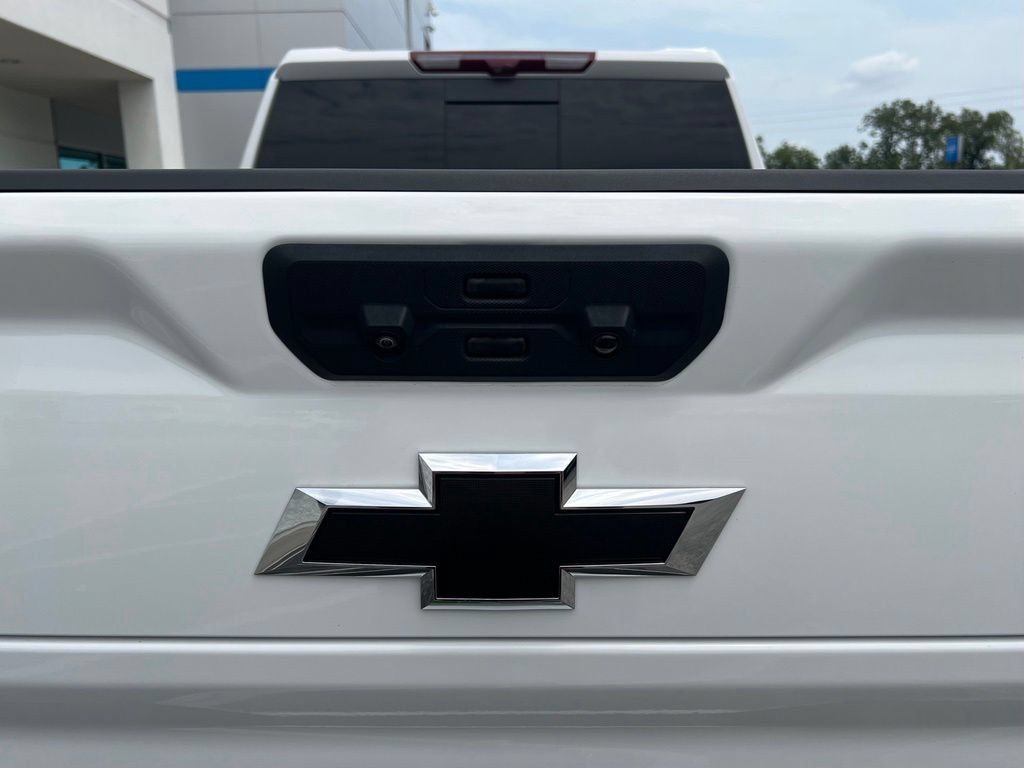 Used 2025 Chevrolet Silverado 2500 High Country w/ Technology Package AWD/4WD image 8