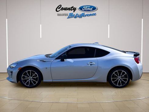 Used 2018 Toyota 86 RWD image 3