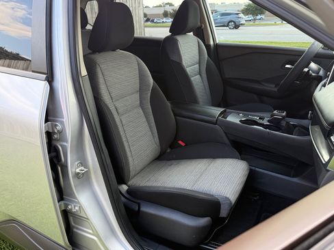 Used 2023 Nissan Rogue SV image 18