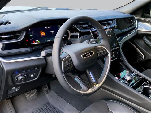 Used 2022 Jeep Grand Cherokee Trailhawk AWD/4WD image 32