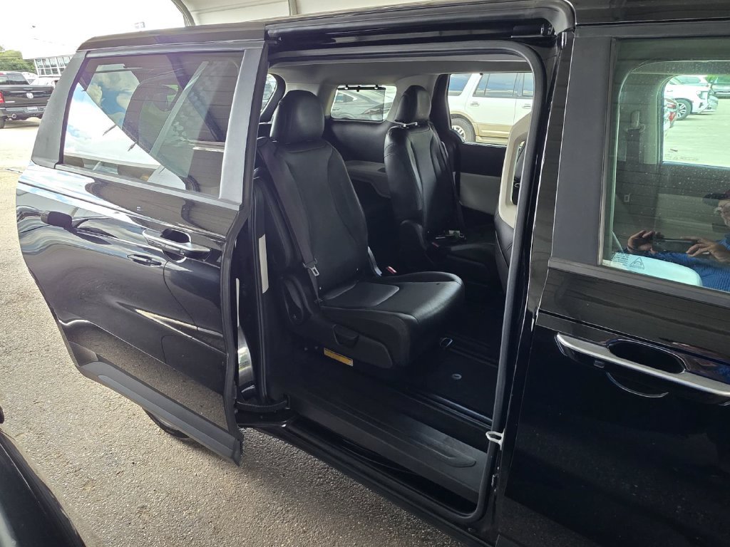 Used 2022 Kia Carnival EX FWD image 13
