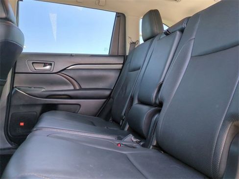 Used 2017 Toyota Highlander Limited image 14