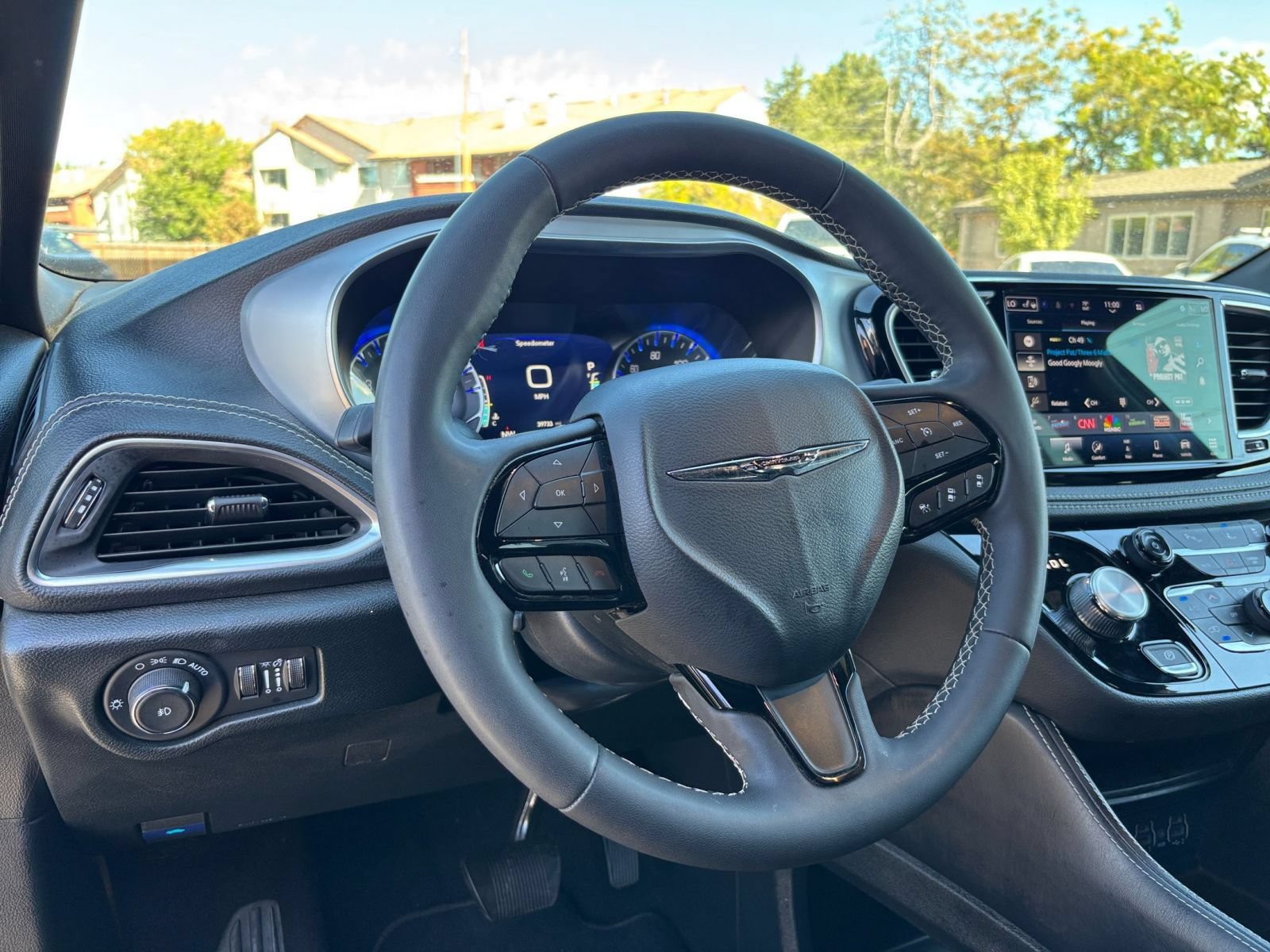 Used 2025 Chrysler Pacifica Limited FWD image 38