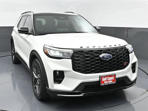 Used 2025 Ford Explorer ST AWD/4WD image 3
