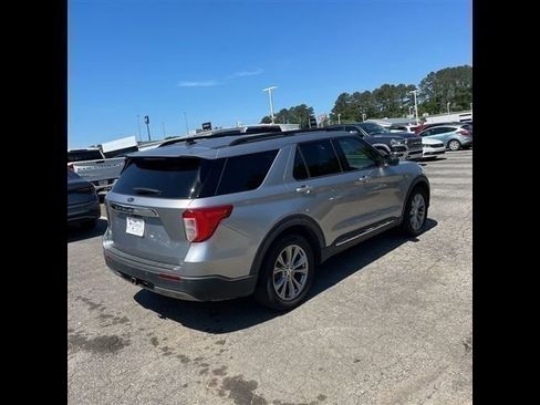 Used 2022 Ford Explorer XLT w/ Equipment Group 202A RWD image 2