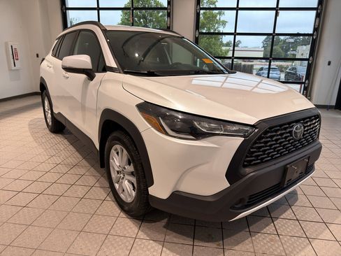 Used 2022 Toyota Corolla Cross LE w/ Moonroof Package FWD image 7