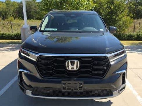 Used 2025 Honda Pilot Touring image 6
