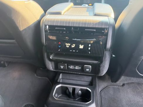 Certified 2024 Jeep Wagoneer Series II AWD/4WD image 22