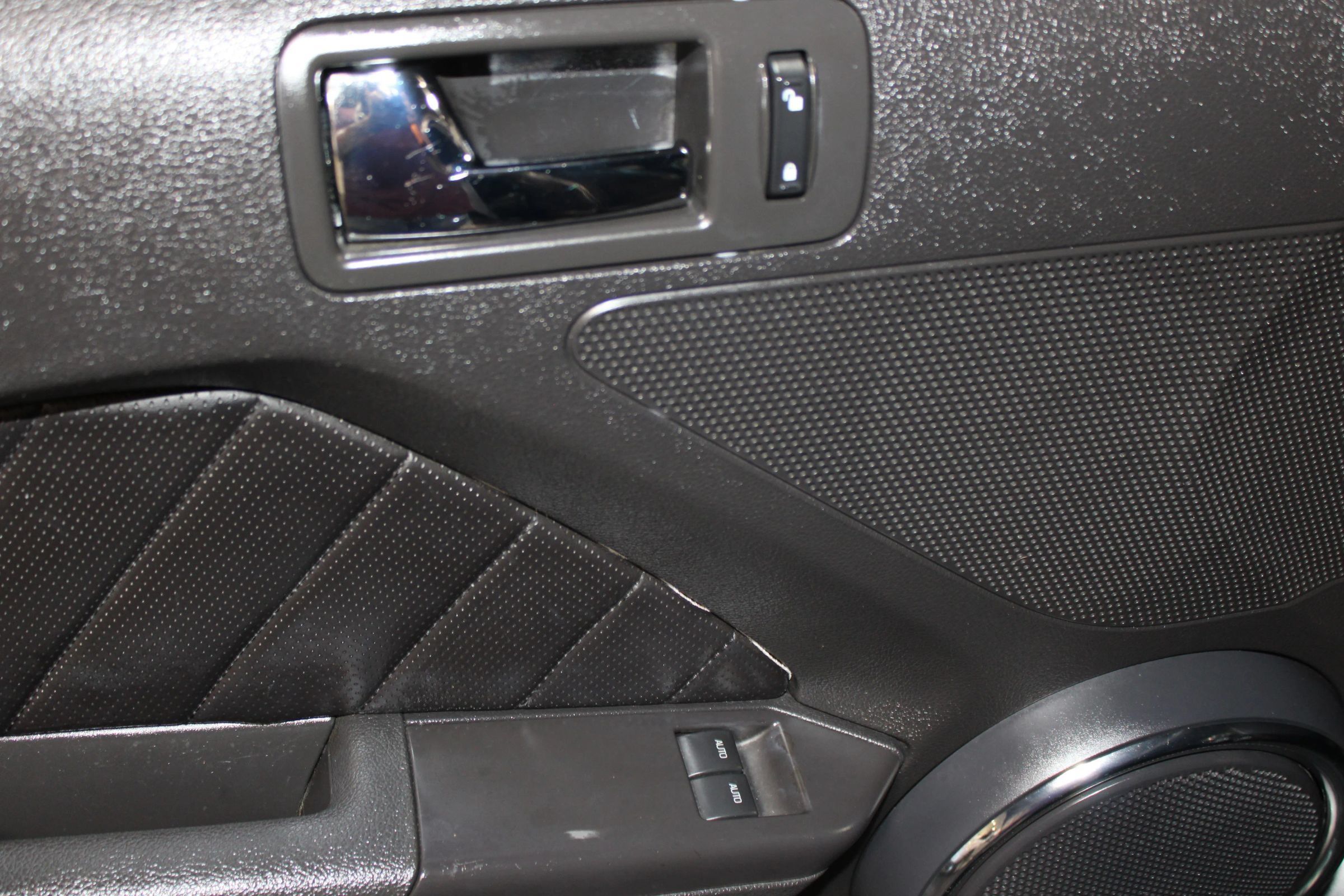 Used 2010 Ford Mustang Coupe RWD image 9