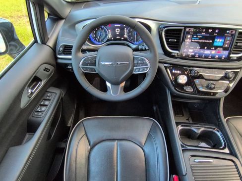 Used 2026 Chrysler Pacifica Limited FWD image 16