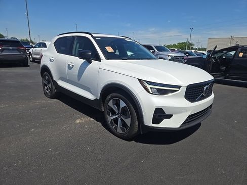 Used 2023 Volvo XC40 B4 Ultimate FWD image 2