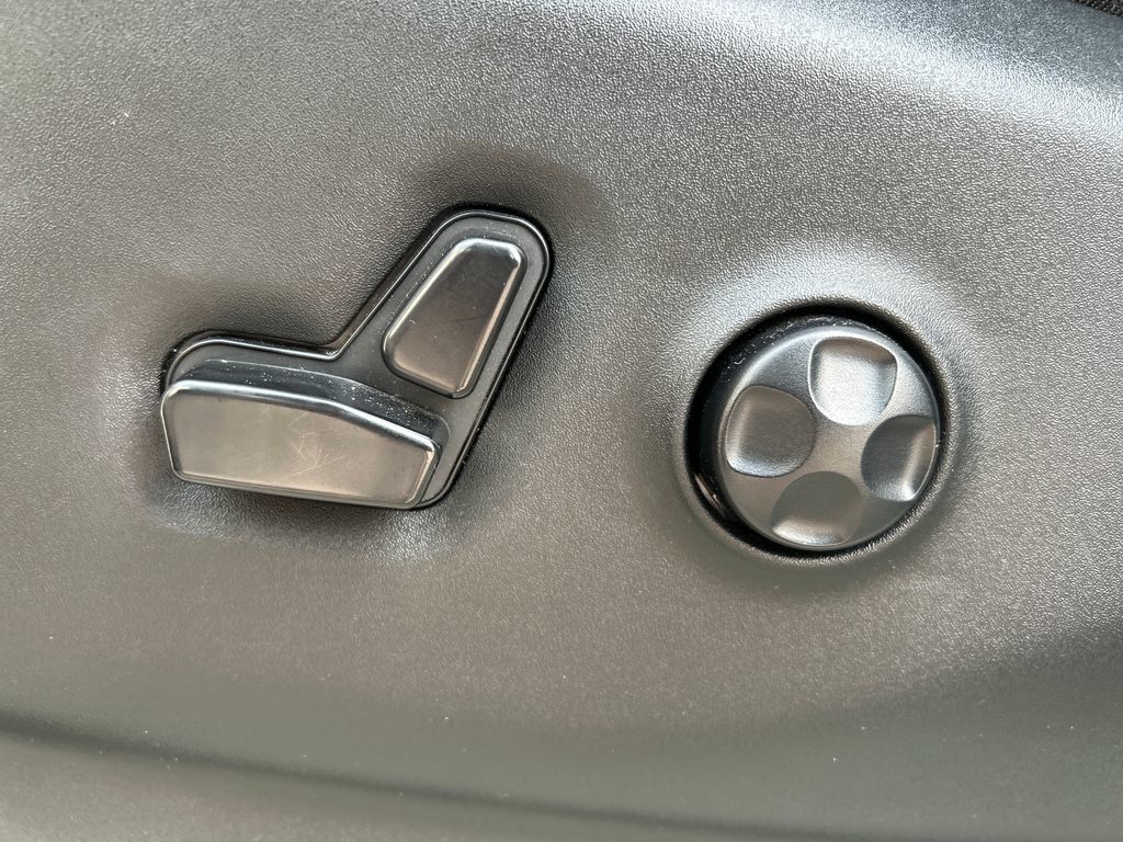 Used 2024 Chrysler Pacifica Touring-L FWD image 18