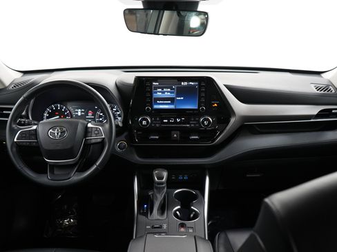 Used 2022 Toyota Highlander XLE AWD/4WD image 13