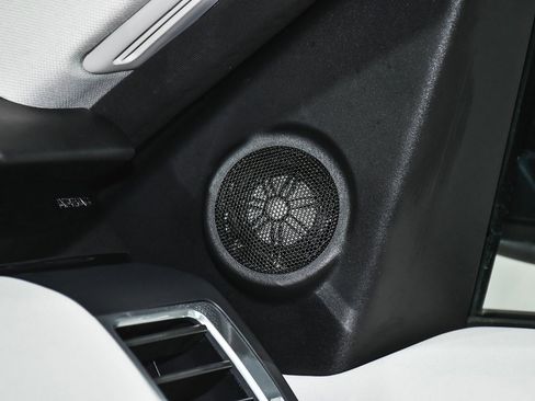 Used 2025 Land Rover Discovery S image 33