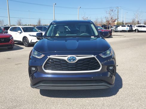 Used 2021 Toyota Highlander XLE image 2