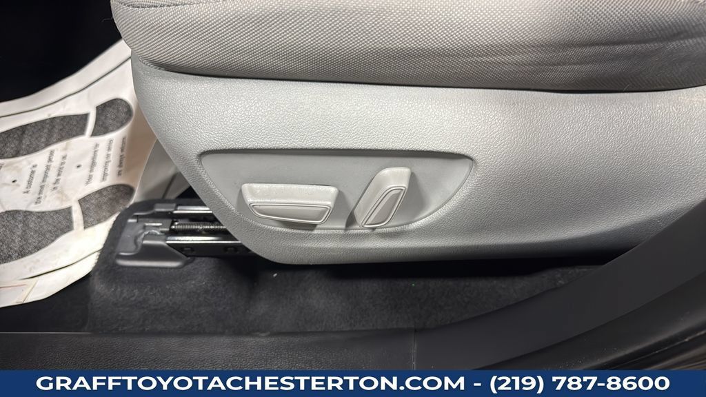 Used 2022 Toyota Highlander LE AWD/4WD image 15