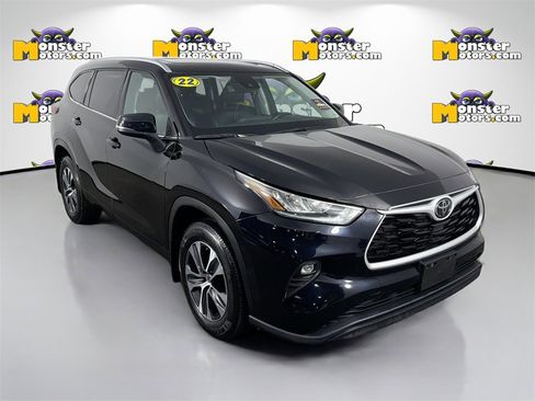 Used 2022 Toyota Highlander XLE image 3