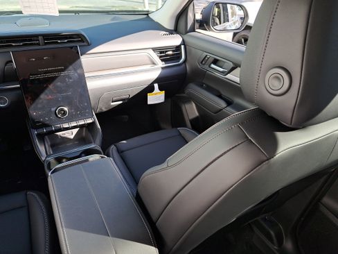 New 2026 GMC Terrain Denali w/ LPO, Black Badging Package image 17