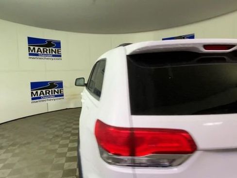 Used 2019 Jeep Grand Cherokee Laredo AWD/4WD image 9