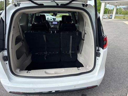 Used 2024 Chrysler Pacifica Touring-L FWD image 29