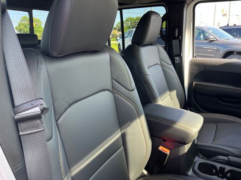 New 2025 Jeep Gladiator Sport w/ Premium Package image 27