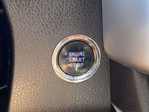 Used 2017 Toyota Highlander XLE image 24