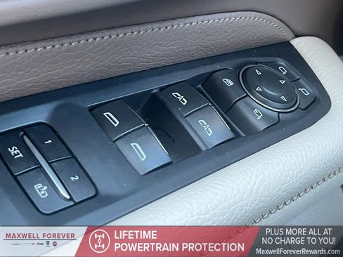 Used 2022 GMC Yukon XL Denali w/ Advanced Technology Package image 7