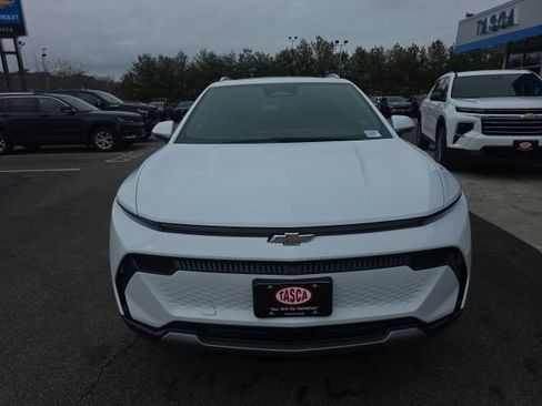 New 2026 Chevrolet Equinox EV LT image 2