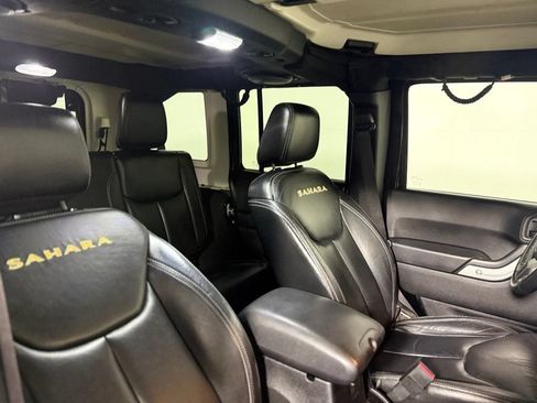 Used 2014 Jeep Wrangler Unlimited Sahara w/ Dual Top Group AWD/4WD image 24