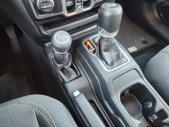 Used 2024 Jeep Wrangler Unlimited w/ Convenience Group AWD/4WD image 19