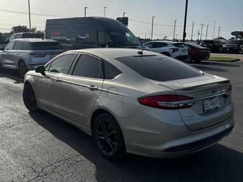 Used 2018 Ford Fusion SE w/ Equipment Group 201A FWD image 4