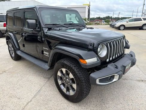 Used 2019 Jeep Wrangler Unlimited Sahara AWD/4WD image 4