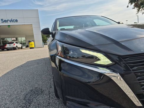 Used 2025 Nissan Altima 2.5 SV FWD image 9