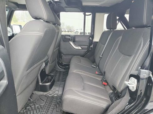 Used 2015 Jeep Wrangler Unlimited Sahara image 12