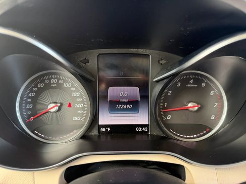 Used 2019 Mercedes-Benz GLC 300 4MATIC w/ Premium Package image 18