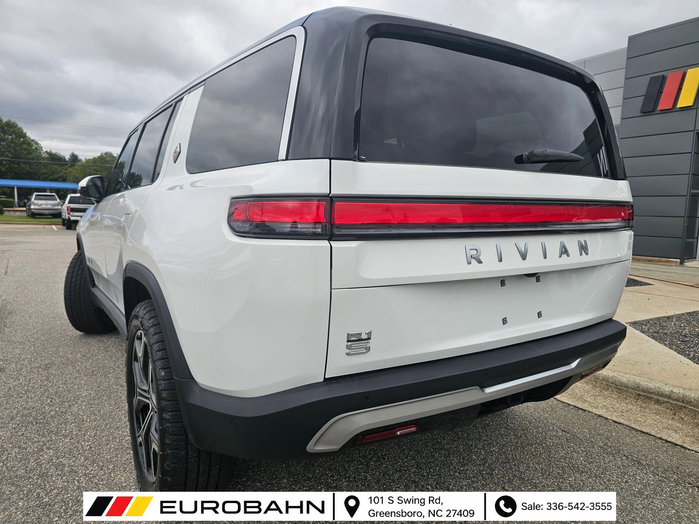 Used 2025 Rivian R1S Adventure Dual AWD/4WD image 3