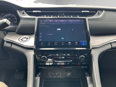 Used 2024 Jeep Grand Cherokee Limited w/ Luxury Tech Group II AWD/4WD image 19