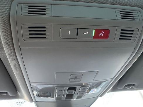 Used 2024 Volkswagen Taos SE w/ Panoramic Sunroof Package image 17