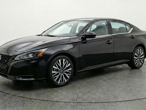Used 2025 Nissan Altima 2.5 SV FWD image 3