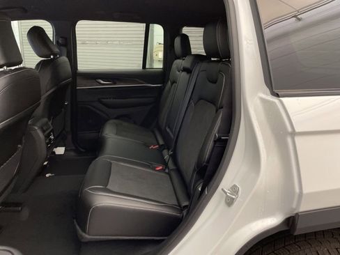 New 2026 Jeep Grand Cherokee Altitude image 17