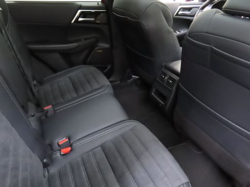 New 2025 Mitsubishi Outlander SE image 24