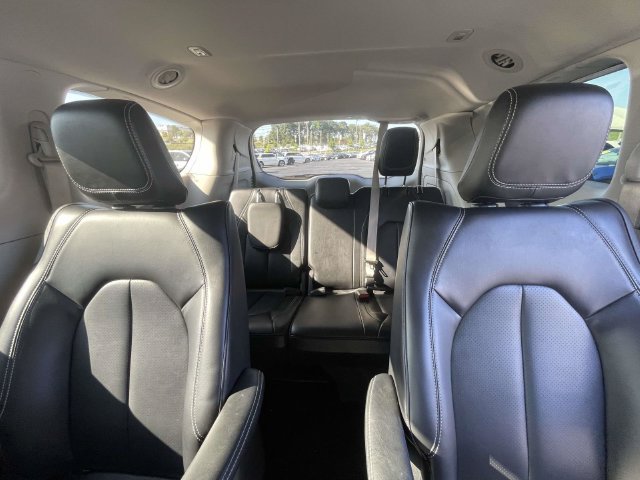 Used 2023 Chrysler Pacifica Touring-L FWD image 13