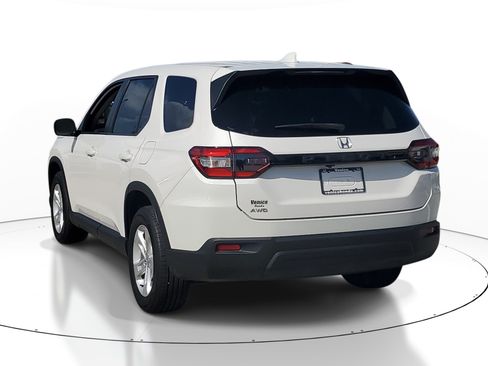 Used 2023 Honda Pilot LX image 4